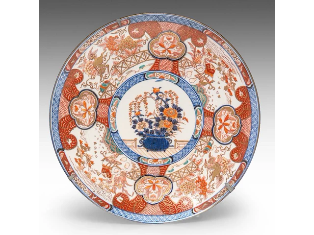 A japanese imari large vase and two large plates, meiji period, h 61,5 cm (vase) - ø 45,5 - 46 cm (plates) - afbeelding 3 van  12