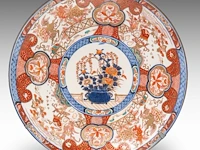 A japanese imari large vase and two large plates, meiji period, h 61,5 cm (vase) - ø 45,5 - 46 cm (plates) - afbeelding 3 van  12