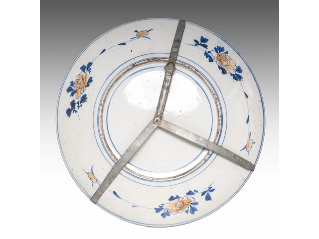 A japanese imari large vase and two large plates, meiji period, h 61,5 cm (vase) - ø 45,5 - 46 cm (plates) - afbeelding 4 van  12
