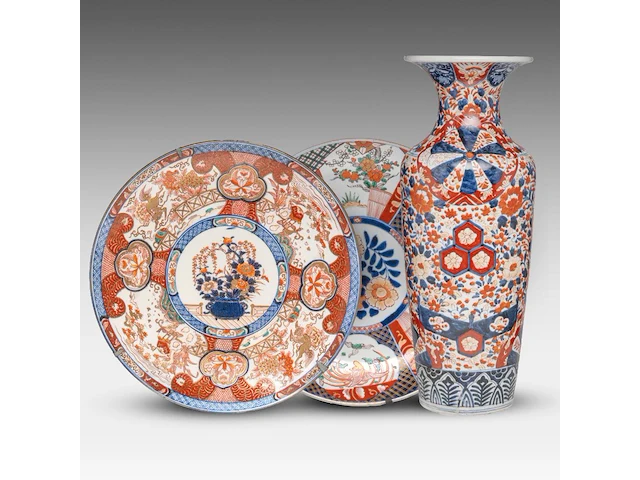 A japanese imari large vase and two large plates, meiji period, h 61,5 cm (vase) - ø 45,5 - 46 cm (plates) - afbeelding 1 van  12