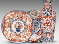 A japanese imari large vase and two large plates, meiji period, h 61,5 cm (vase) - ø 45,5 - 46 cm (plates)