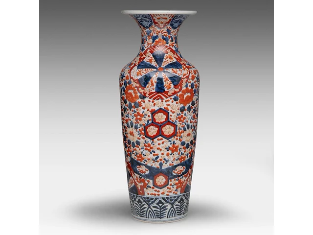 A japanese imari large vase and two large plates, meiji period, h 61,5 cm (vase) - ø 45,5 - 46 cm (plates) - afbeelding 5 van  12