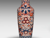 A japanese imari large vase and two large plates, meiji period, h 61,5 cm (vase) - ø 45,5 - 46 cm (plates) - afbeelding 5 van  12