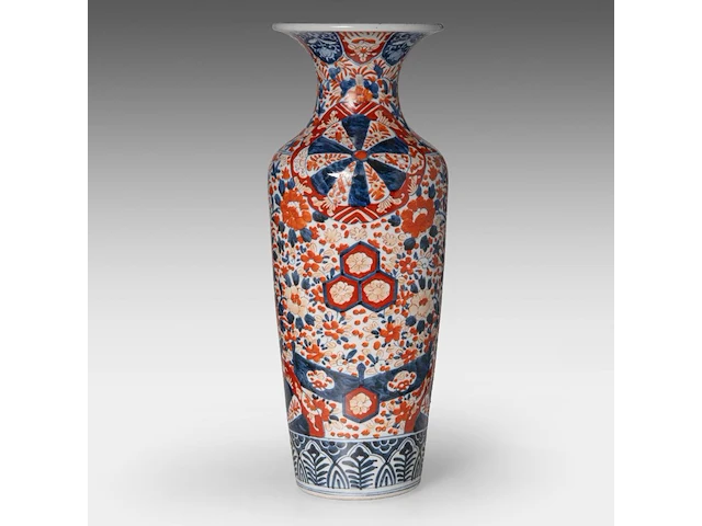 A japanese imari large vase and two large plates, meiji period, h 61,5 cm (vase) - ø 45,5 - 46 cm (plates) - afbeelding 6 van  12