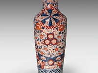 A japanese imari large vase and two large plates, meiji period, h 61,5 cm (vase) - ø 45,5 - 46 cm (plates) - afbeelding 6 van  12