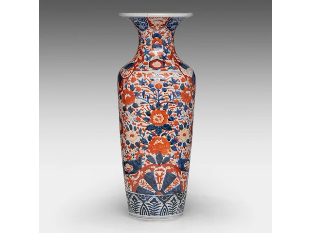 A japanese imari large vase and two large plates, meiji period, h 61,5 cm (vase) - ø 45,5 - 46 cm (plates) - afbeelding 7 van  12