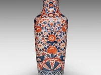 A japanese imari large vase and two large plates, meiji period, h 61,5 cm (vase) - ø 45,5 - 46 cm (plates) - afbeelding 7 van  12