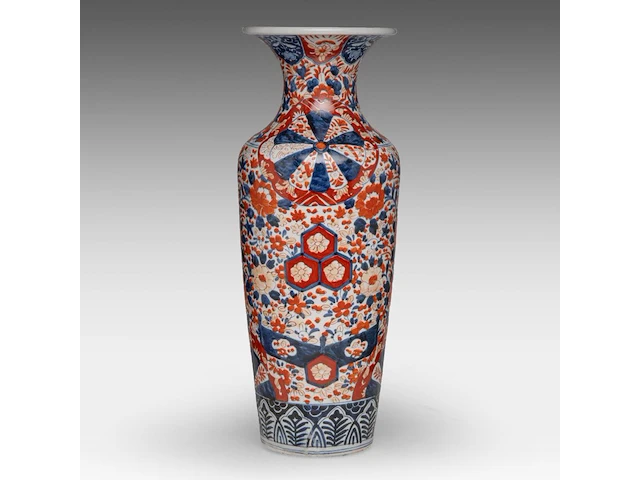 A japanese imari large vase and two large plates, meiji period, h 61,5 cm (vase) - ø 45,5 - 46 cm (plates) - afbeelding 8 van  12