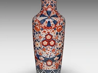 A japanese imari large vase and two large plates, meiji period, h 61,5 cm (vase) - ø 45,5 - 46 cm (plates) - afbeelding 8 van  12