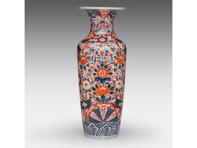 A japanese imari large vase and two large plates, meiji period, h 61,5 cm (vase) - ø 45,5 - 46 cm (plates) - afbeelding 9 van  12