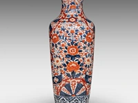 A japanese imari large vase and two large plates, meiji period, h 61,5 cm (vase) - ø 45,5 - 46 cm (plates) - afbeelding 9 van  12