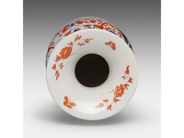 A japanese imari large vase and two large plates, meiji period, h 61,5 cm (vase) - ø 45,5 - 46 cm (plates) - afbeelding 10 van  12