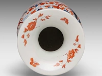 A japanese imari large vase and two large plates, meiji period, h 61,5 cm (vase) - ø 45,5 - 46 cm (plates) - afbeelding 10 van  12