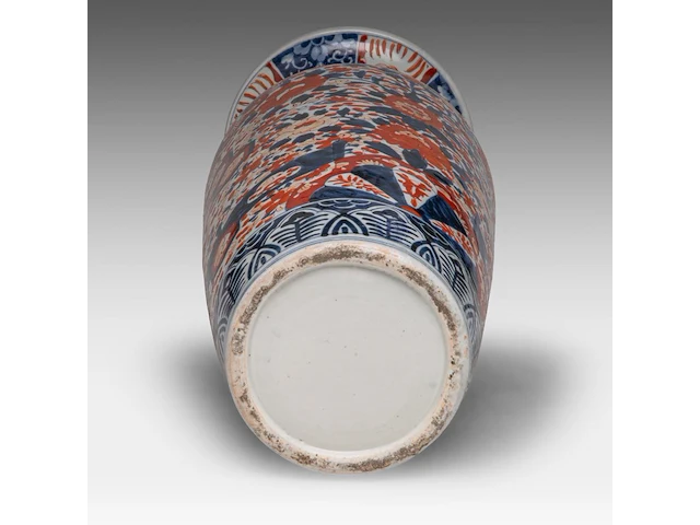A japanese imari large vase and two large plates, meiji period, h 61,5 cm (vase) - ø 45,5 - 46 cm (plates) - afbeelding 11 van  12