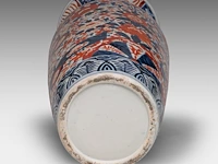 A japanese imari large vase and two large plates, meiji period, h 61,5 cm (vase) - ø 45,5 - 46 cm (plates) - afbeelding 11 van  12