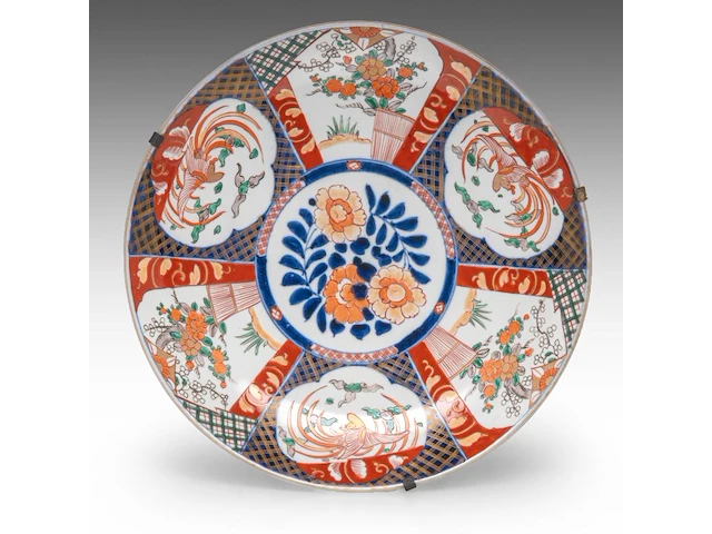 A japanese imari large vase and two large plates, meiji period, h 61,5 cm (vase) - ø 45,5 - 46 cm (plates) - afbeelding 12 van  12