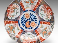 A japanese imari large vase and two large plates, meiji period, h 61,5 cm (vase) - ø 45,5 - 46 cm (plates) - afbeelding 12 van  12