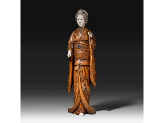 A japanese ivory and boxwood okimono of a lady, meiji period (1868-1912), h 36,5 cm - 1211g (+) - afbeelding 1 van  9