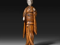 A japanese ivory and boxwood okimono of a lady, meiji period (1868-1912), h 36,5 cm - 1211g (+)