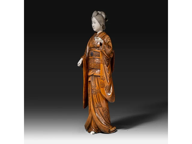 A japanese ivory and boxwood okimono of a lady, meiji period (1868-1912), h 36,5 cm - 1211g (+) - afbeelding 2 van  9