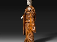 A japanese ivory and boxwood okimono of a lady, meiji period (1868-1912), h 36,5 cm - 1211g (+) - afbeelding 2 van  9