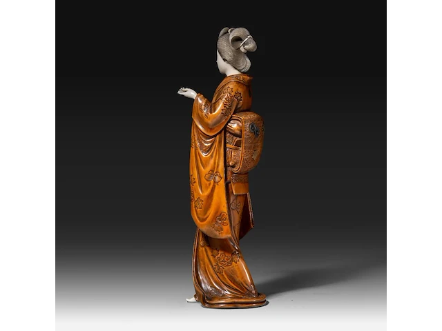 A japanese ivory and boxwood okimono of a lady, meiji period (1868-1912), h 36,5 cm - 1211g (+) - afbeelding 3 van  9