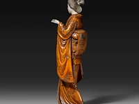 A japanese ivory and boxwood okimono of a lady, meiji period (1868-1912), h 36,5 cm - 1211g (+) - afbeelding 3 van  9