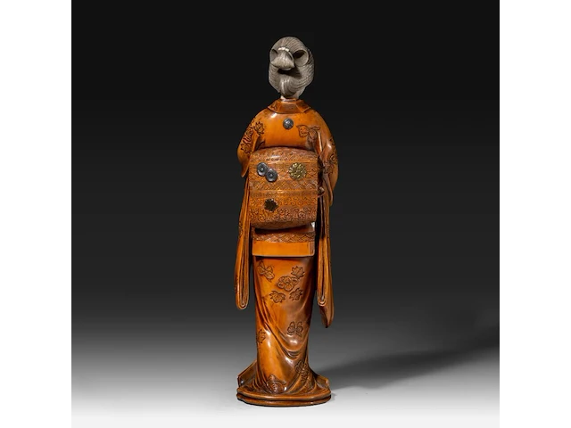A japanese ivory and boxwood okimono of a lady, meiji period (1868-1912), h 36,5 cm - 1211g (+) - afbeelding 4 van  9