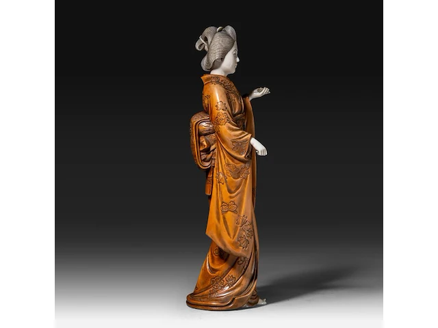 A japanese ivory and boxwood okimono of a lady, meiji period (1868-1912), h 36,5 cm - 1211g (+) - afbeelding 5 van  9