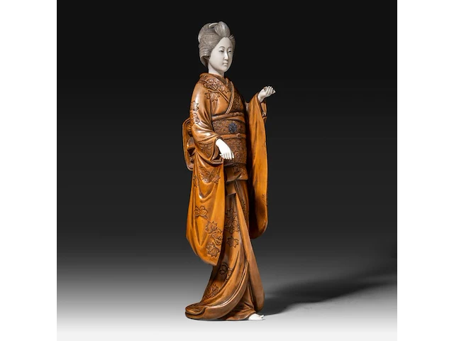 A japanese ivory and boxwood okimono of a lady, meiji period (1868-1912), h 36,5 cm - 1211g (+) - afbeelding 6 van  9