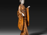 A japanese ivory and boxwood okimono of a lady, meiji period (1868-1912), h 36,5 cm - 1211g (+) - afbeelding 6 van  9