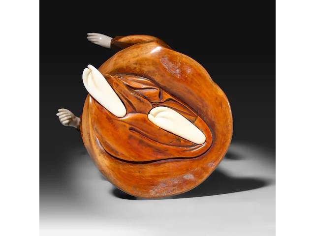 A japanese ivory and boxwood okimono of a lady, meiji period (1868-1912), h 36,5 cm - 1211g (+) - afbeelding 7 van  9
