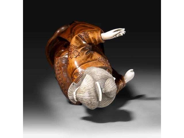 A japanese ivory and boxwood okimono of a lady, meiji period (1868-1912), h 36,5 cm - 1211g (+) - afbeelding 8 van  9
