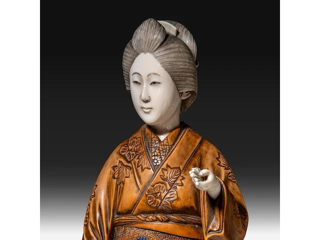 A japanese ivory and boxwood okimono of a lady, meiji period (1868-1912), h 36,5 cm - 1211g (+) - afbeelding 9 van  9