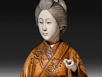 A japanese ivory and boxwood okimono of a lady, meiji period (1868-1912), h 36,5 cm - 1211g (+) - afbeelding 9 van  9