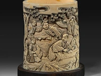 A japanese ivory brushpot, carved with figures in a landscape playing a game, meiji period (1868-1912), total h 14 cm - w 13 cm - d 10 cm (+)