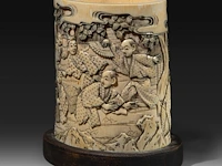 A japanese ivory brushpot, carved with figures in a landscape playing a game, meiji period (1868-1912), total h 14 cm - w 13 cm - d 10 cm (+) - afbeelding 2 van  7