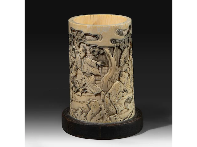 A japanese ivory brushpot, carved with figures in a landscape playing a game, meiji period (1868-1912), total h 14 cm - w 13 cm - d 10 cm (+) - afbeelding 3 van  7