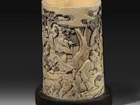 A japanese ivory brushpot, carved with figures in a landscape playing a game, meiji period (1868-1912), total h 14 cm - w 13 cm - d 10 cm (+) - afbeelding 3 van  7