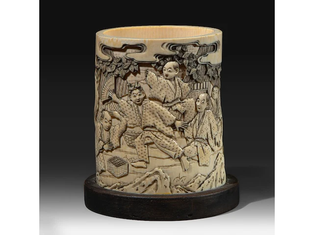 A japanese ivory brushpot, carved with figures in a landscape playing a game, meiji period (1868-1912), total h 14 cm - w 13 cm - d 10 cm (+) - afbeelding 4 van  7
