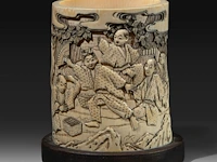A japanese ivory brushpot, carved with figures in a landscape playing a game, meiji period (1868-1912), total h 14 cm - w 13 cm - d 10 cm (+) - afbeelding 4 van  7