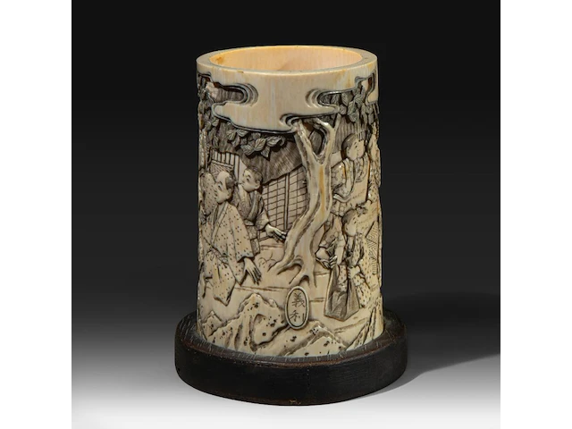 A japanese ivory brushpot, carved with figures in a landscape playing a game, meiji period (1868-1912), total h 14 cm - w 13 cm - d 10 cm (+) - afbeelding 5 van  7