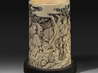 A japanese ivory brushpot, carved with figures in a landscape playing a game, meiji period (1868-1912), total h 14 cm - w 13 cm - d 10 cm (+) - afbeelding 5 van  7
