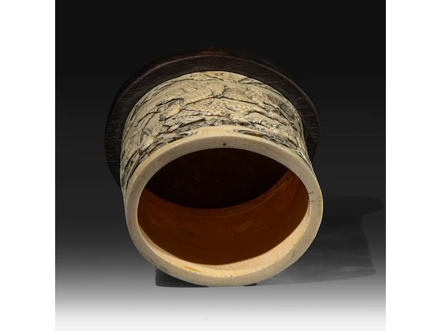 A japanese ivory brushpot, carved with figures in a landscape playing a game, meiji period (1868-1912), total h 14 cm - w 13 cm - d 10 cm (+) - afbeelding 6 van  7