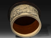 A japanese ivory brushpot, carved with figures in a landscape playing a game, meiji period (1868-1912), total h 14 cm - w 13 cm - d 10 cm (+) - afbeelding 6 van  7