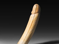 A japanese ivory dildo, 19thc, h 22,5 cm - ø 4,5 cm - 416g (+) - afbeelding 2 van  5