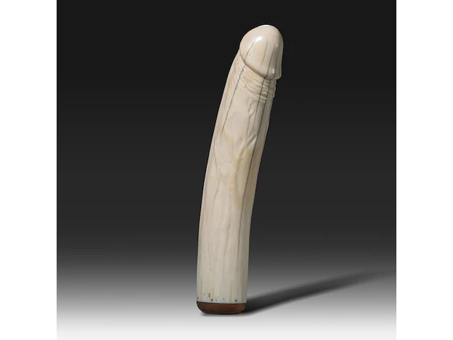 A japanese ivory dildo, 19thc, h 28,5 cm - ø 5 cm - 654g (+) - afbeelding 1 van  5