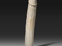A japanese ivory dildo, 19thc, h 28,5 cm - ø 5 cm - 654g (+) - afbeelding 2 van  5