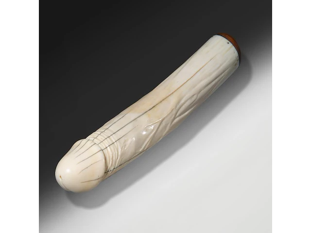 A japanese ivory dildo, 19thc, h 28,5 cm - ø 5 cm - 654g (+) - afbeelding 4 van  5