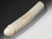 A japanese ivory dildo, 19thc, h 28,5 cm - ø 5 cm - 654g (+) - afbeelding 4 van  5